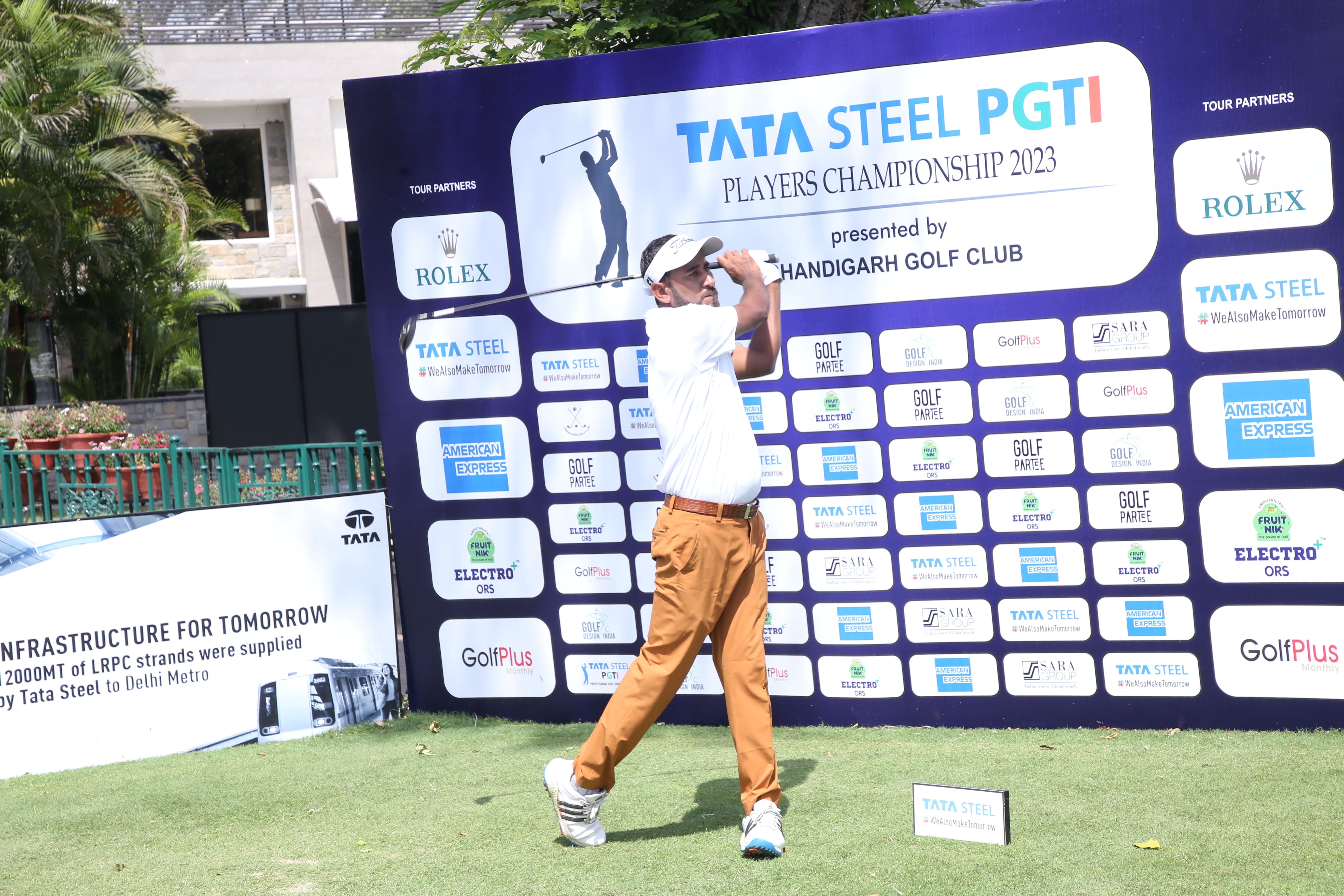 Jamal Hossain seizes halfway lead with day’s best 67